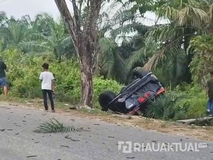 Innova Hantam Mobil Dinas Wakil Ketua DPRD Bengkalis hingga Terbalik