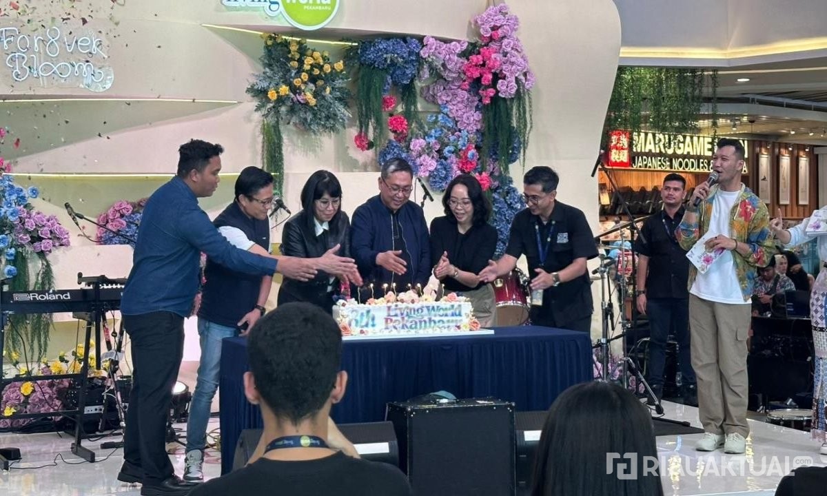 Malam Ini, Penyanyi Sal Priadi Meriahkan Perayaan For8ver Bloom Living World Pekanbaru