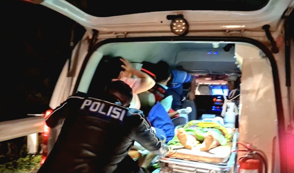 Polisi Evakuasi Pasien Kritis di Tol Pekanbaru-Dumai Usai Ambulans Rusak