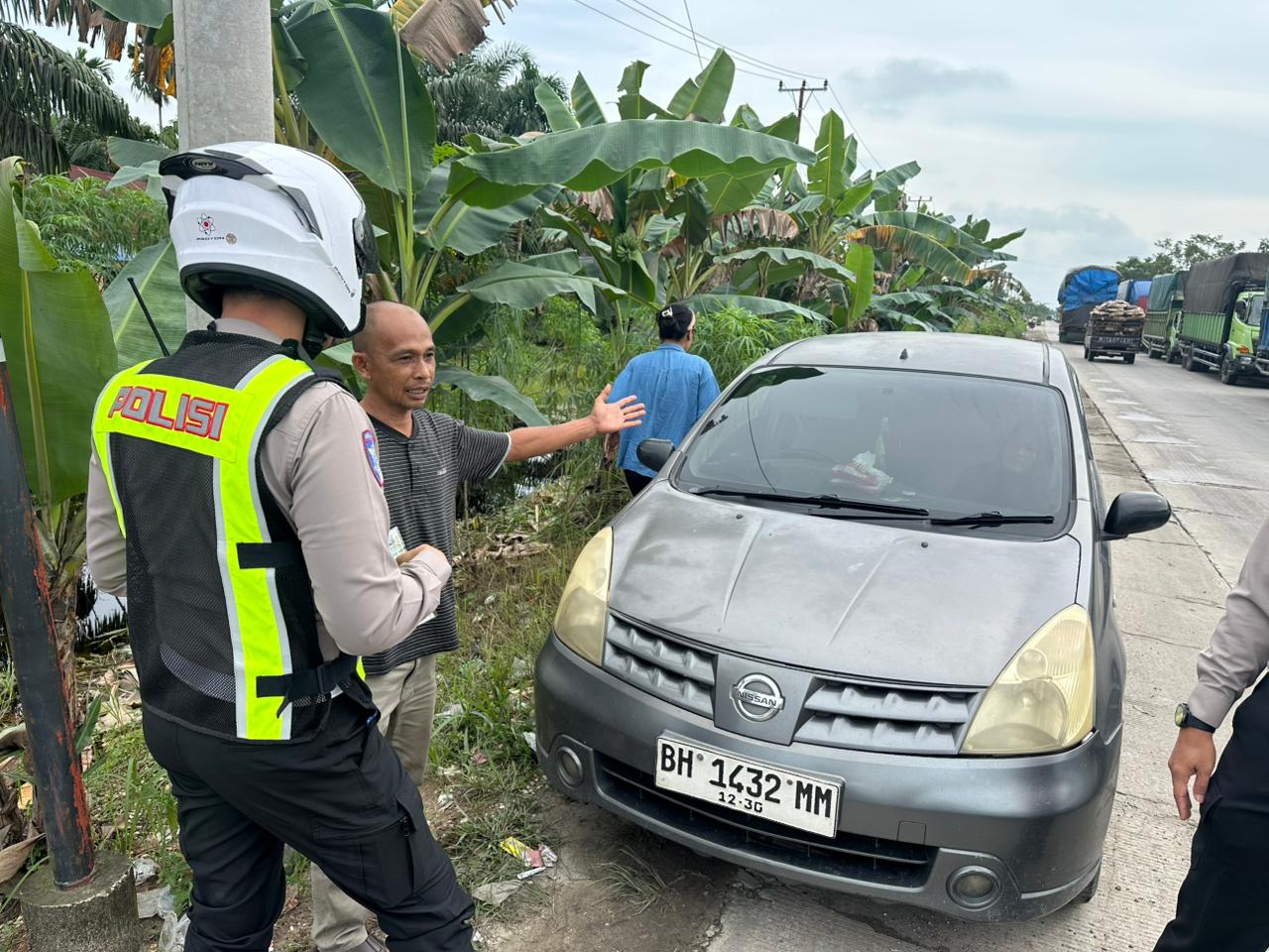 Polisi Tilang Pengendara Lawan Arus di KM 75 Pelalawan Saat Pengerjaan Jalan