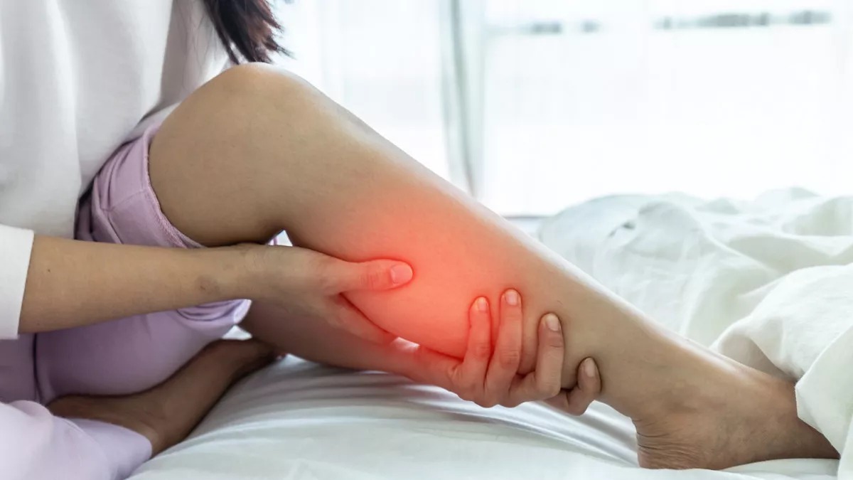 Sering Kram Kaki Saat Tidur? Ini Penyebab dan Cara Mencegahnya
