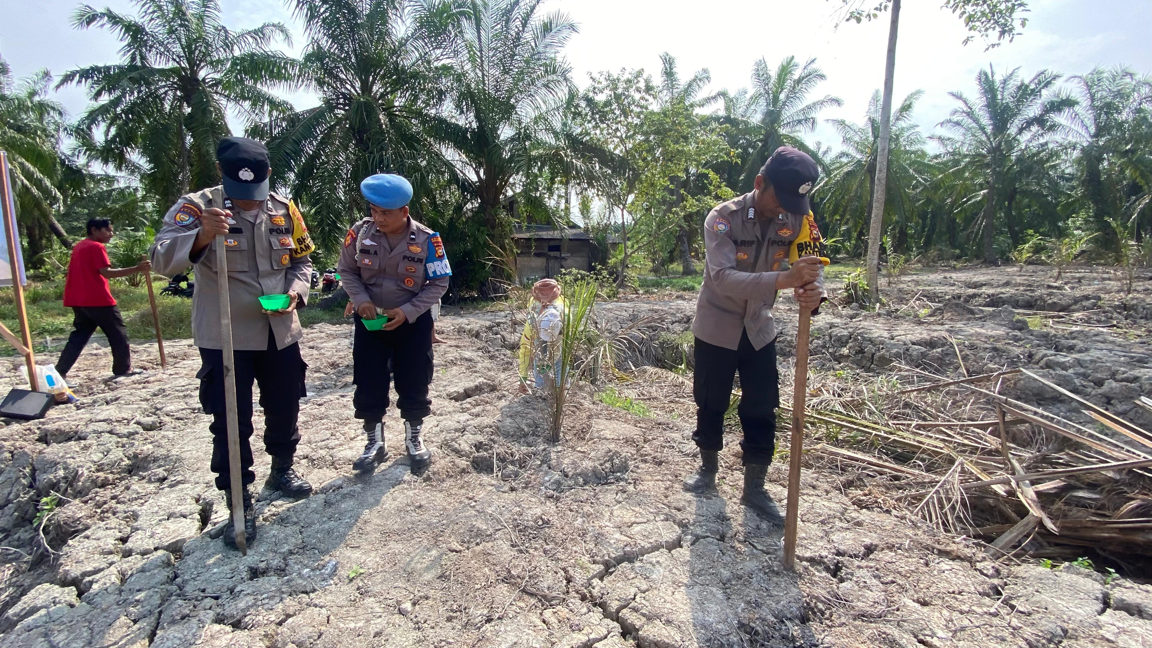 Polisi Turun ke Ladang, Kanit Propam Polsek Bangko Pusako Bantu Warga Tanam Jagung