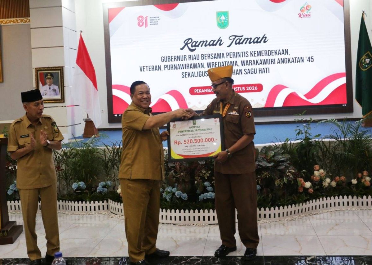 Plt Gubri Serahkan Sagu Hati Senilai Rp520 Juta untuk Veteran Riau
