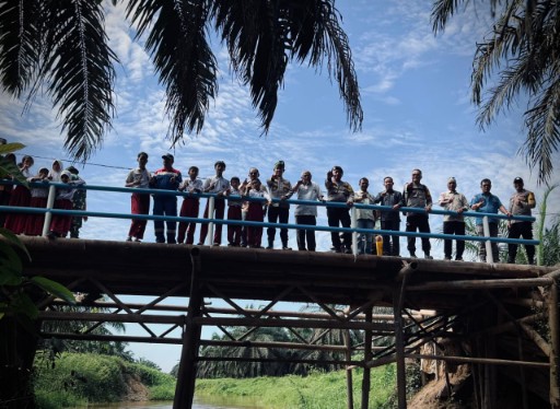 Polsek Lirik Selesai Renovasi Jembatan Merah Putih, Akses Warga Kini Lebih Aman