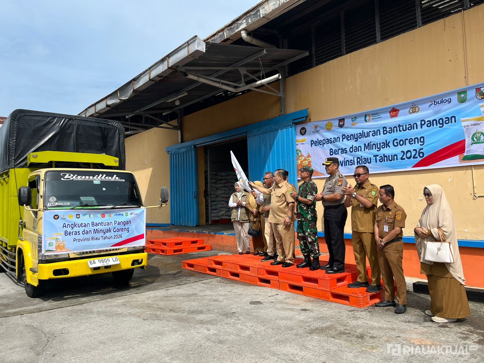 Plt Gubri Lepas Penyaluran Bantuan Pangan Bagi Masyarakat Riau