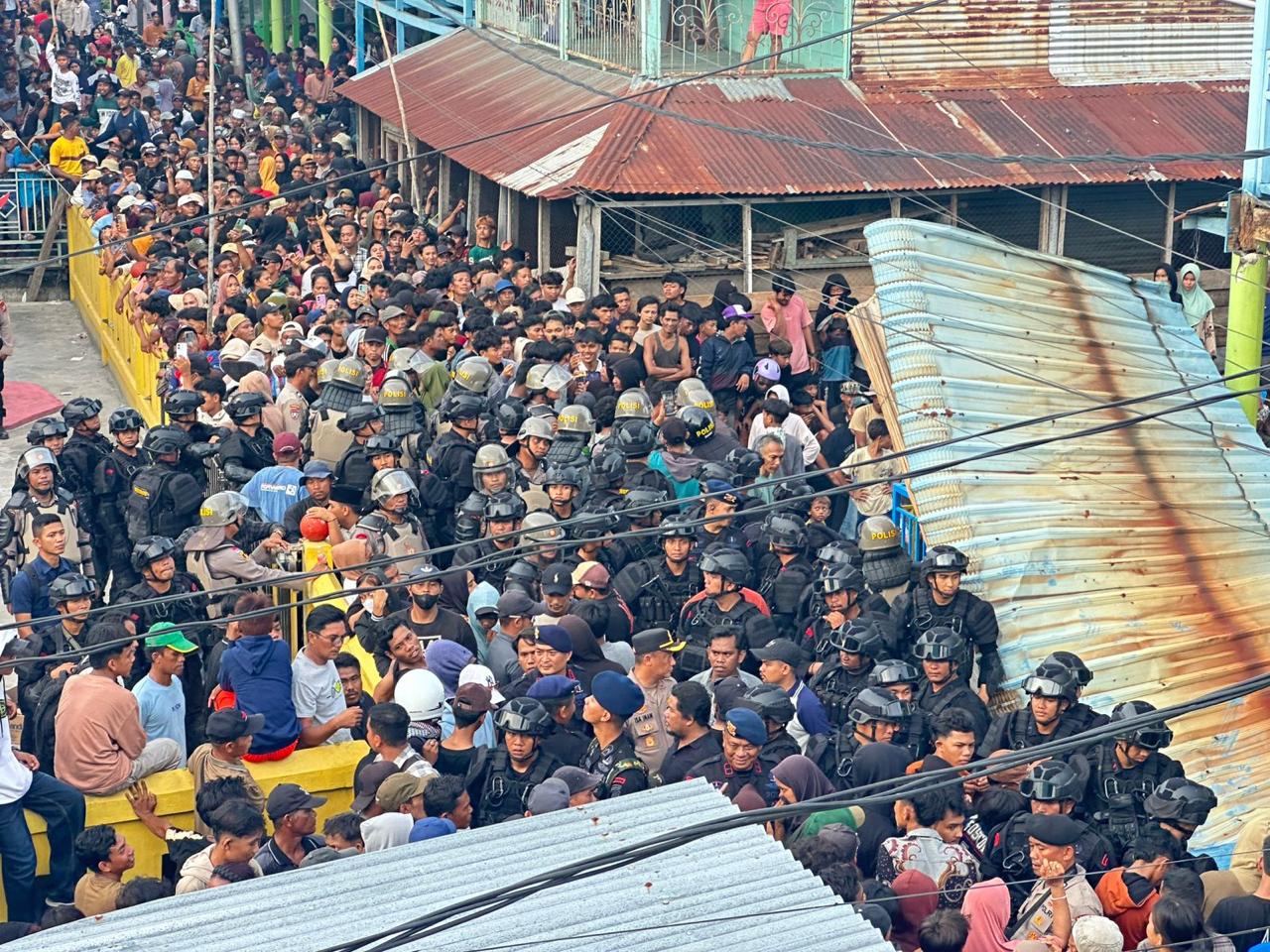 Nyaris Chaos, Aksi Massa di Panipahan Berhasil Diredam Brimob Secara Humanis