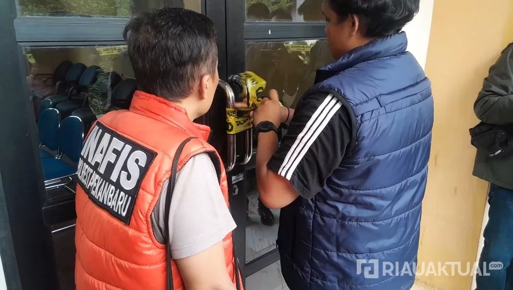 Polisi Segel Ruang Ujian Munaqasah Fakultas Hukum UIN Riau Pasca  Pembacokan Mahasiswi 