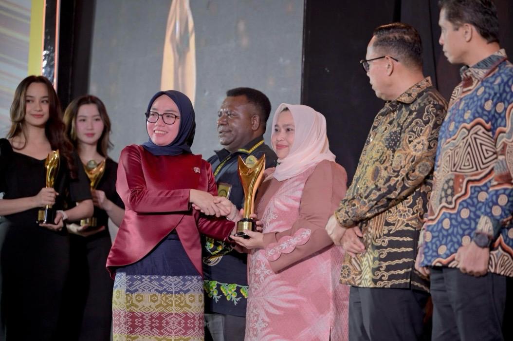 Satu-satunya Bupati di Riau, Kasmarni Raih Penghargaan Bakti Koperasi Nayaka Mahambara