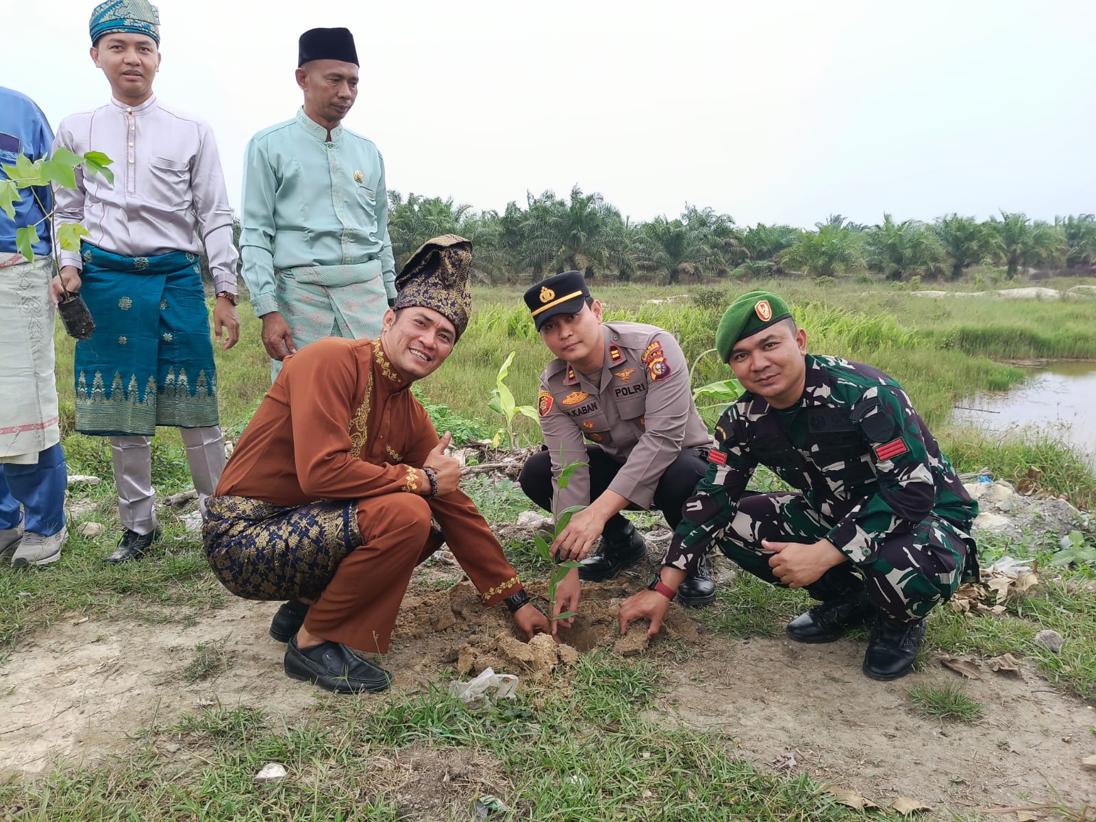 Polisi di Kuansing Tanam 5 Bibit Kemiri Dukung Green Policing Kapolda Riau