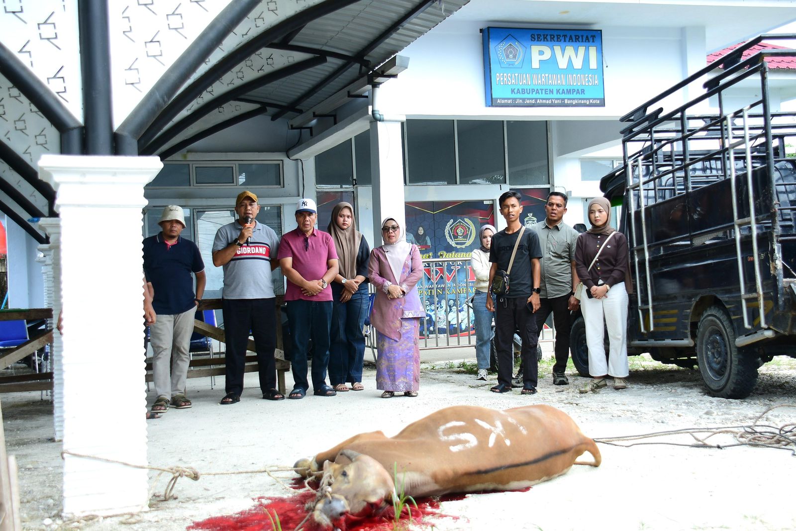 Wabup Misharti Saksikan Penyembelihan Hewan Kurban di PWI Kampar