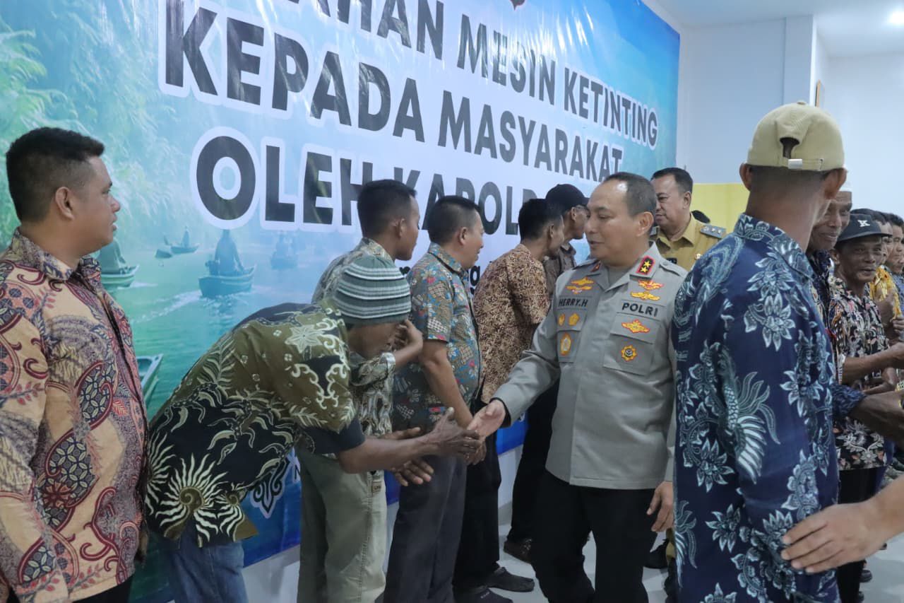 Dorong Ekonomi Pesisir, Kapolda Riau Serahkan Mesin Ketinting ke Nelayan Meranti