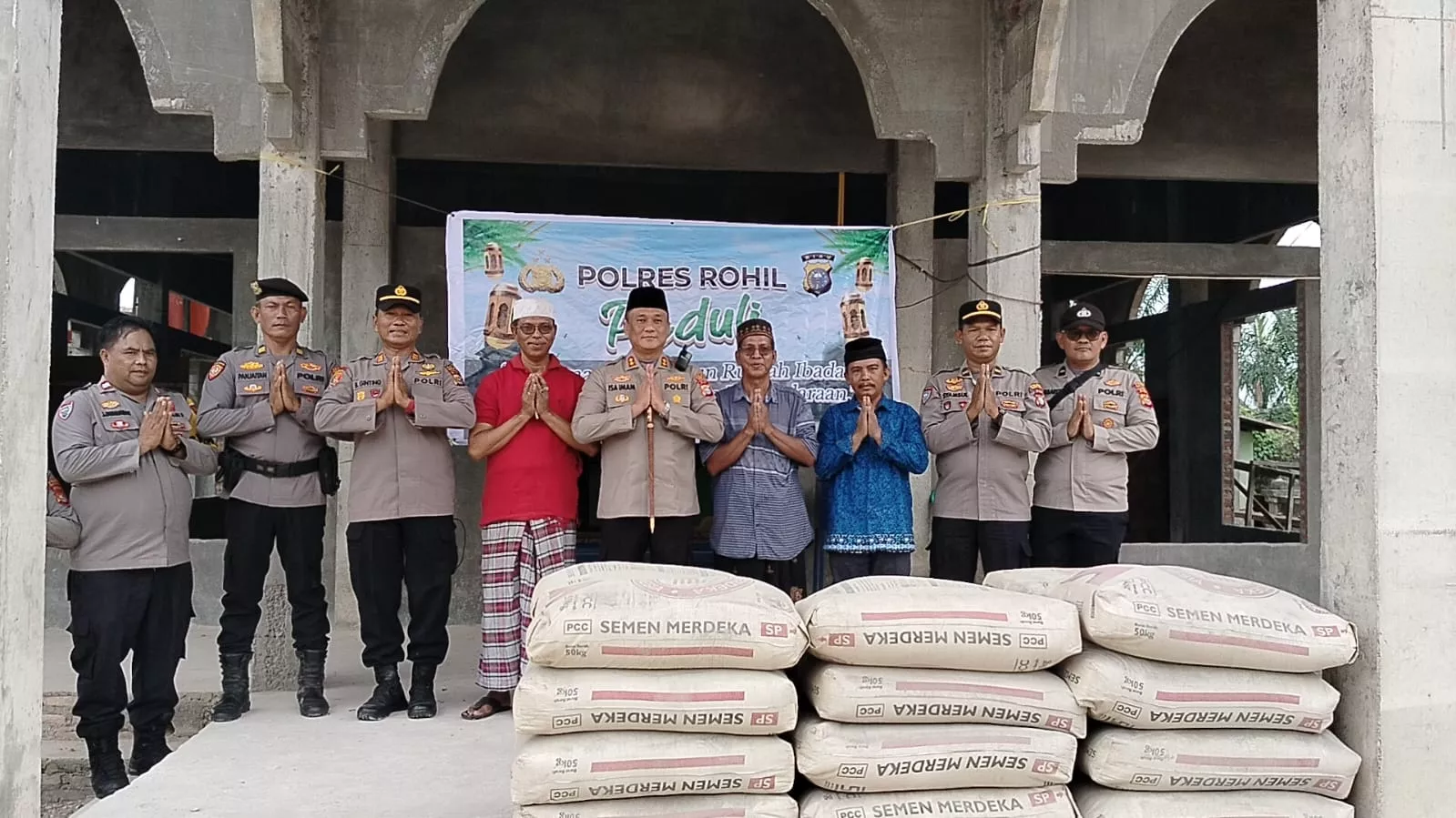 Kapolres Rohil Sumbang 50 Sak Semen untuk Pembangunan Masjid di Bangko Pusako