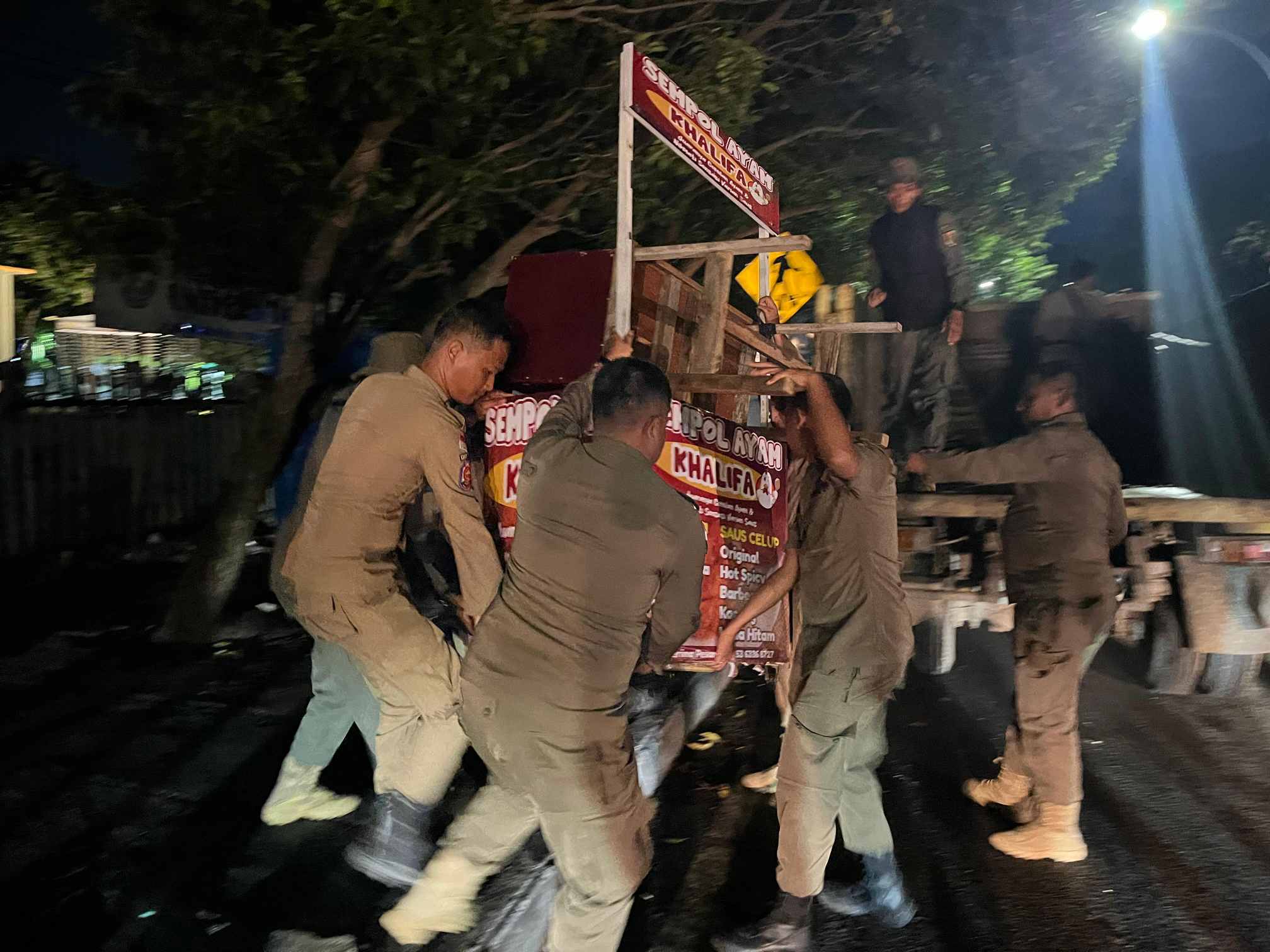 Ditinggal Pemilik, Lapak PKL yang Membandel di Pekanbaru Diangkut Satpol PP