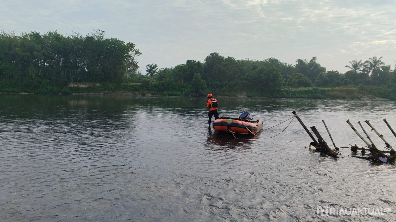 Pencarian Hari Kedua Pria Asal Bandung yang Tenggelam di Sungai Kampar Belum Ditemukan