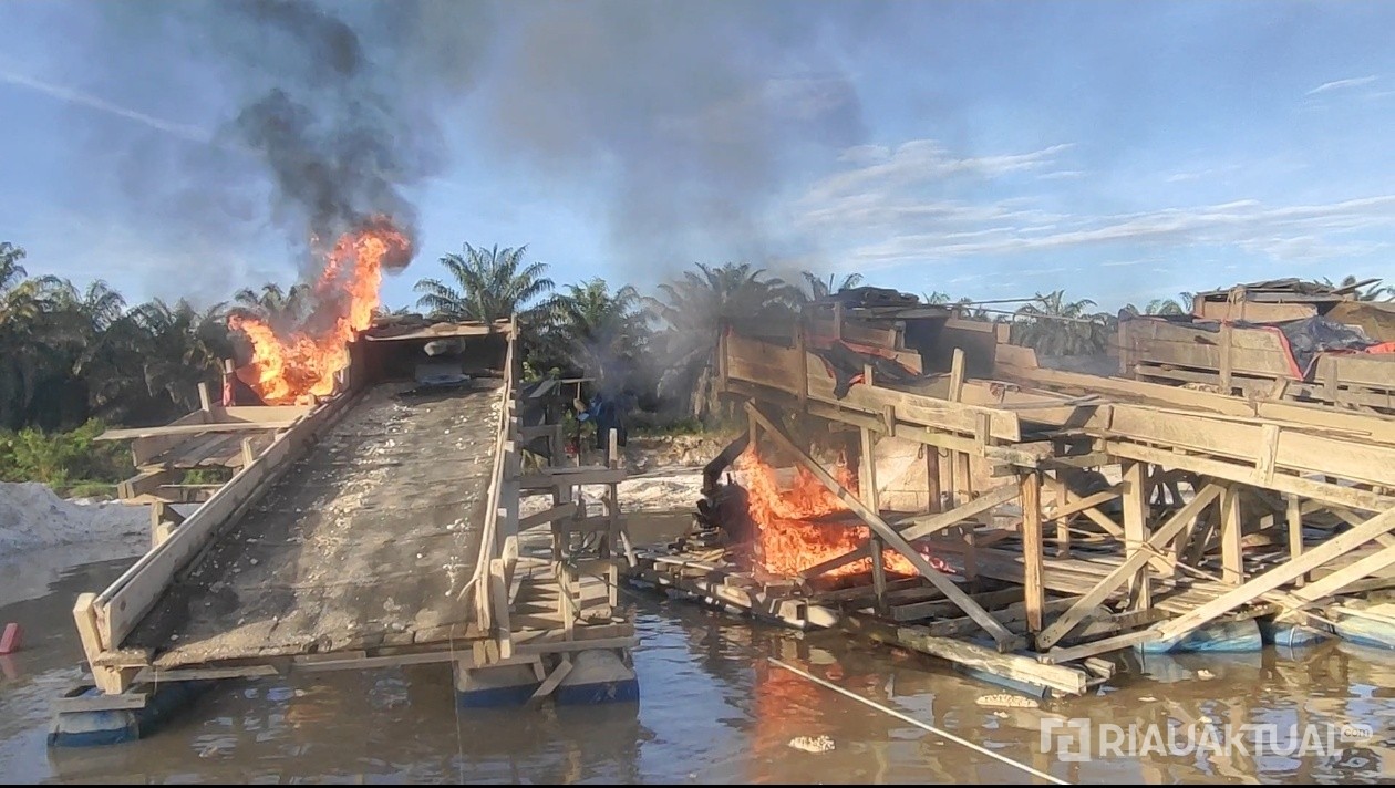 Rakit PETI Dibakar Polisi di Sungai Bawang Kuansing