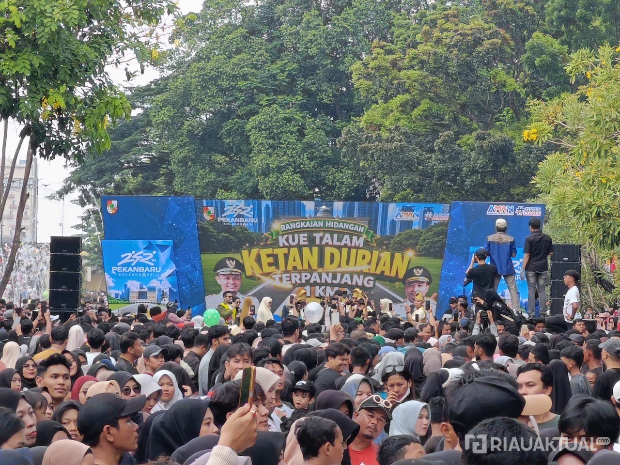 MURI Nobatkan Ketan Talam Durian Pekanbaru Sebagai Sajian Terpanjang di Dunia