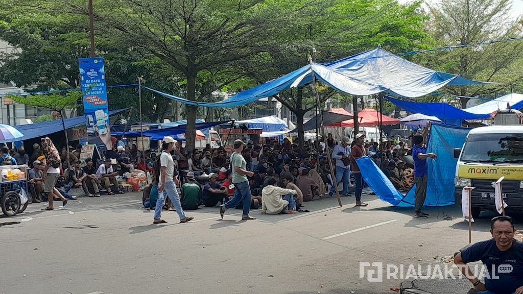 Hari Kedua Aksi, Massa Penolak Relokasi TNTN Masih Bertahan di Kantor Gubernur Riau