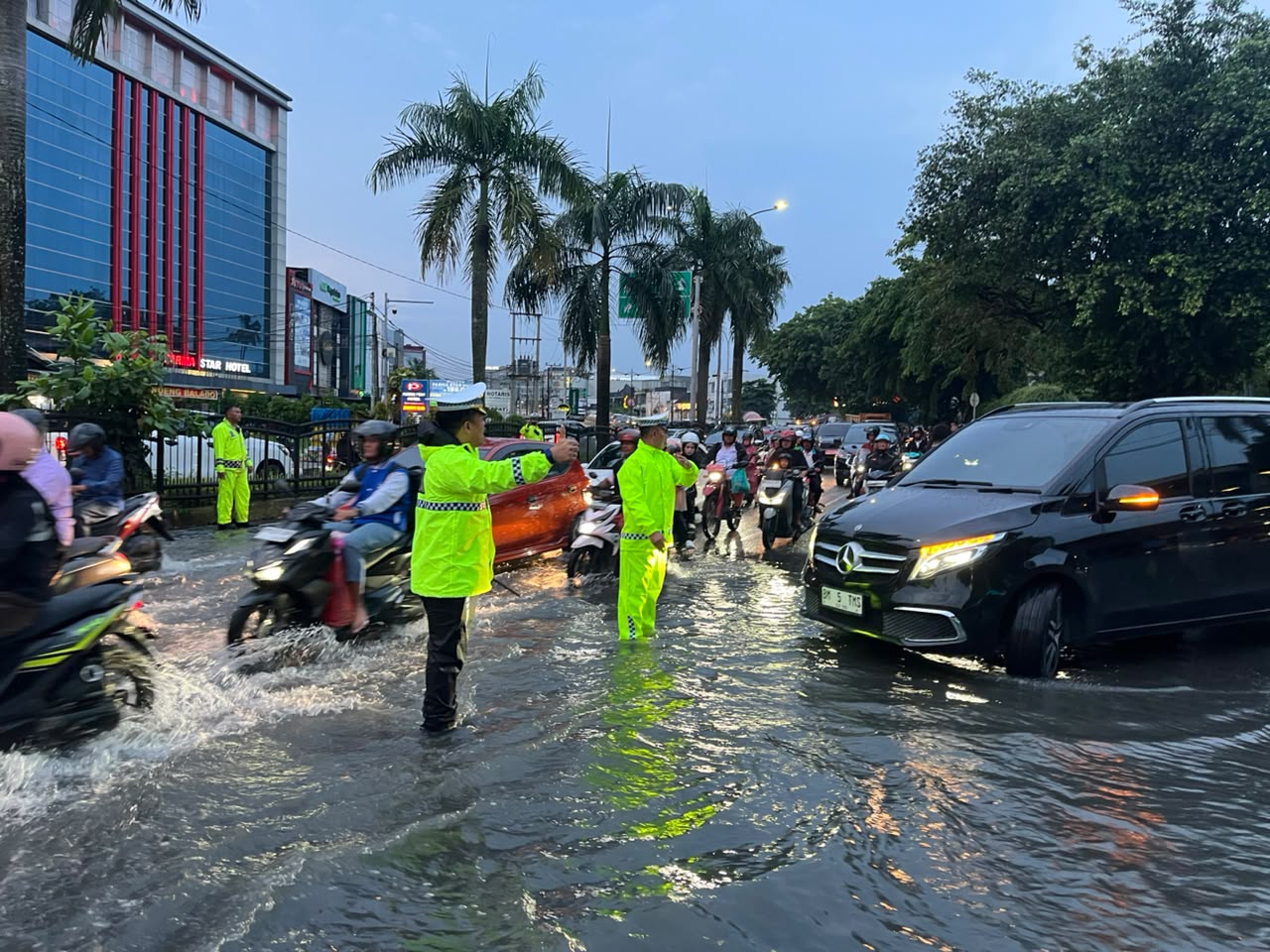Kapolda Riau Apresiasi Respons Cepat Polisi dan Pemko Pekanbaru Tangani Banjir