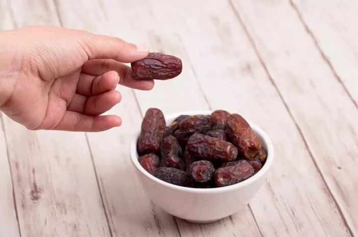 Benarkah Makan Tiga Kurma di Pagi Hari Bantu Lancarkan Pencernaan?