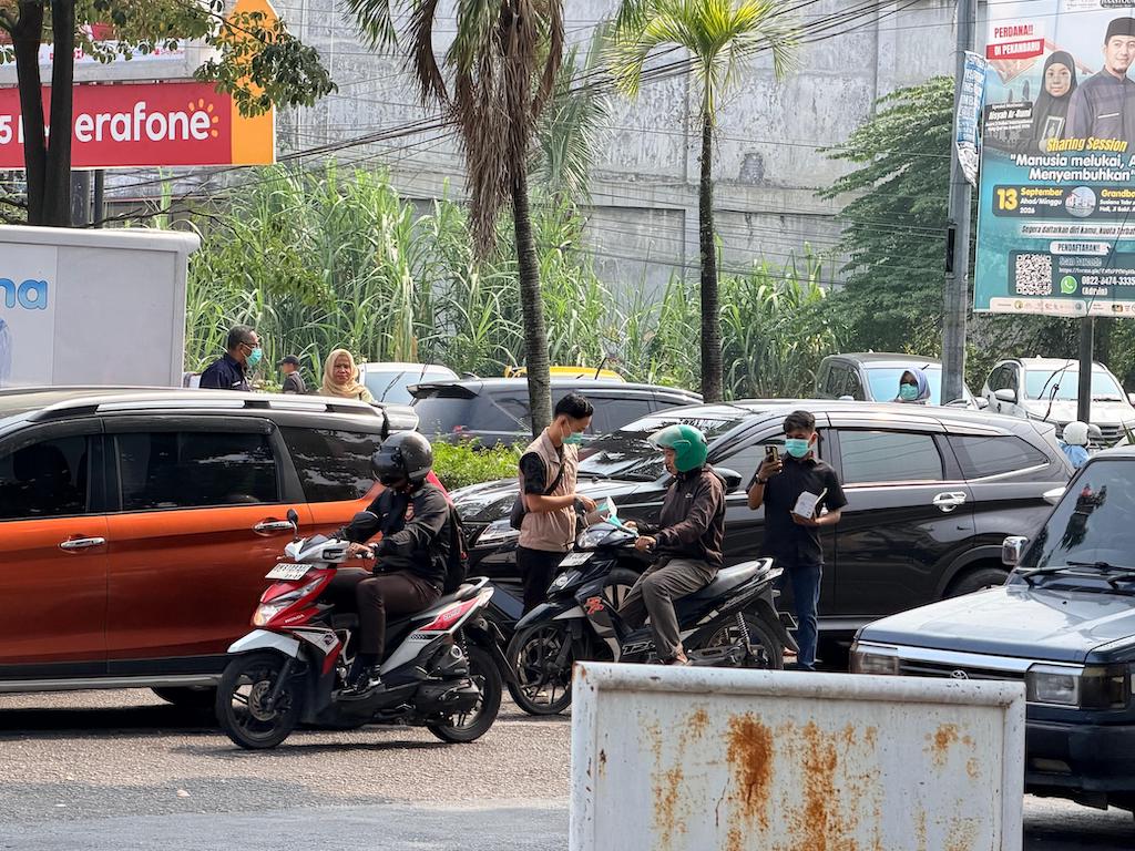 PWI Riau Bagikan 10 Ribu Masker di Tengah Kabut Asap Pekanbaru