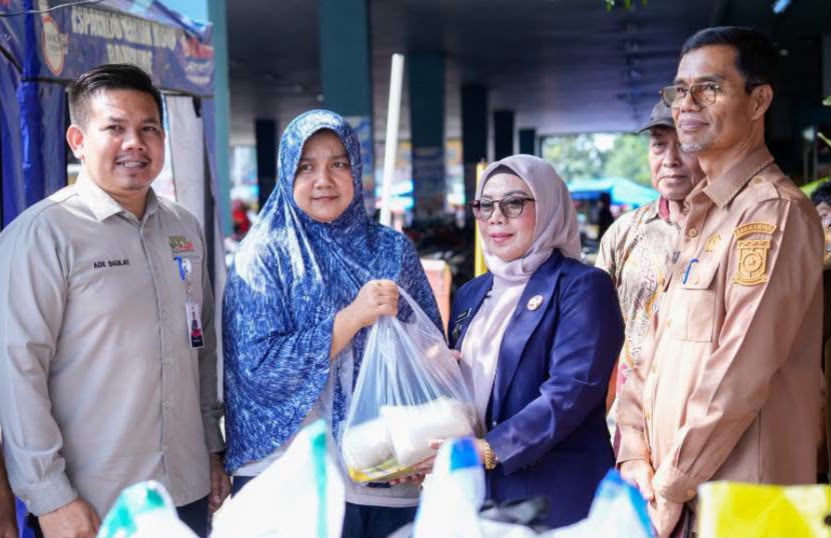 Wabup Kampar Tinjau Operasi Pasar Murah di Plaza Bangkinang, Warga Antusias Berburu Sembako