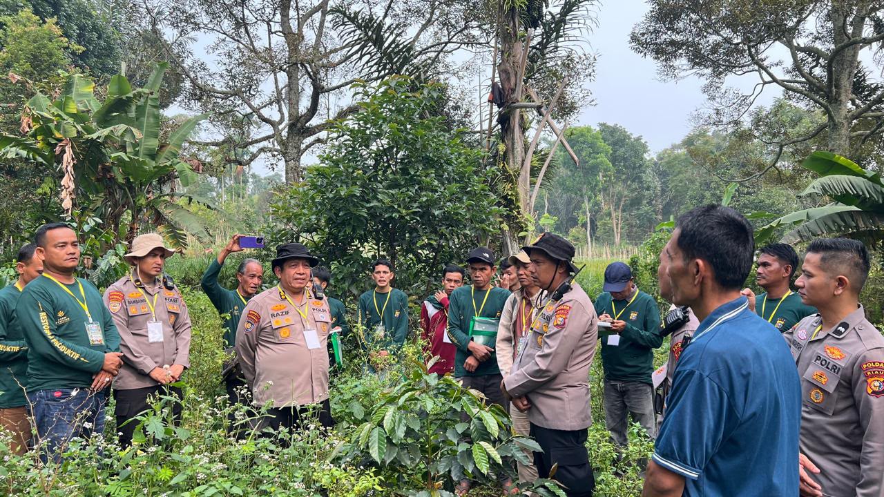 Polda Riau Latih Warga Bukit Rimbang-Baling Budi Daya Aren