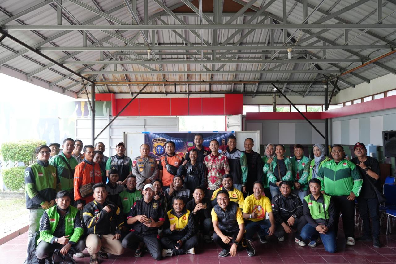 Meriah, Kapolda Riau Ajak Komunitas Ojol Nobar Piala Dunia 2026 di Mako Brimob Polda Riau