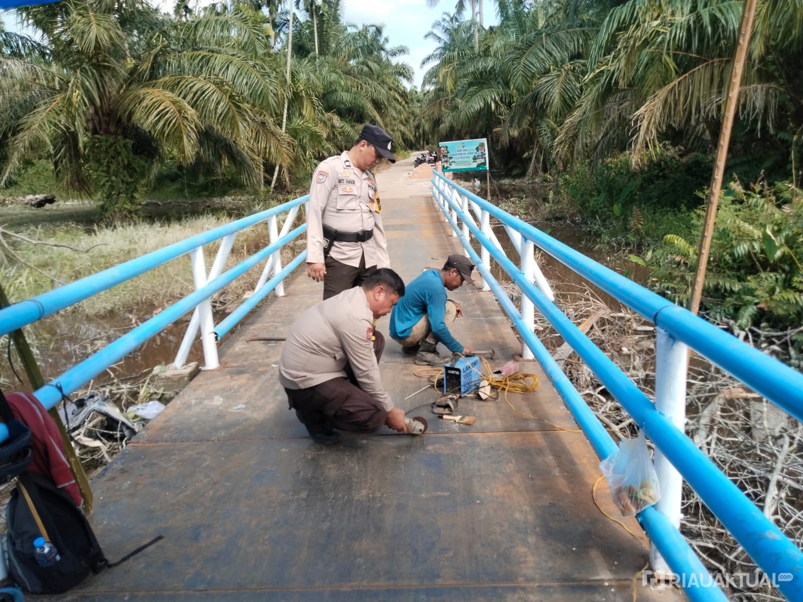 Polisi dan Warga Kebut Renovasi Jembatan Merah Putih Presisi di Rimba Melintang, Kini Capai 70 Persen