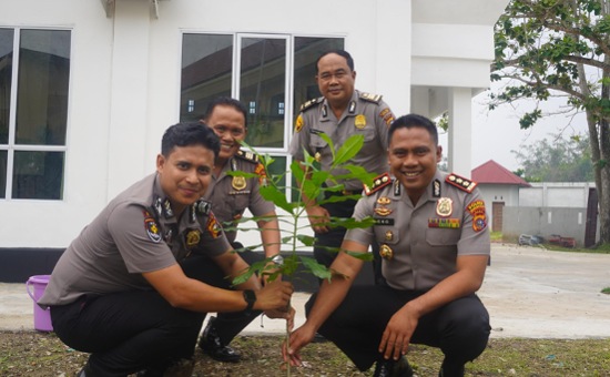 Green Policing, Polres Bengkalis Gandeng Pelajar hingga Masyarakat Tanam Pohon
