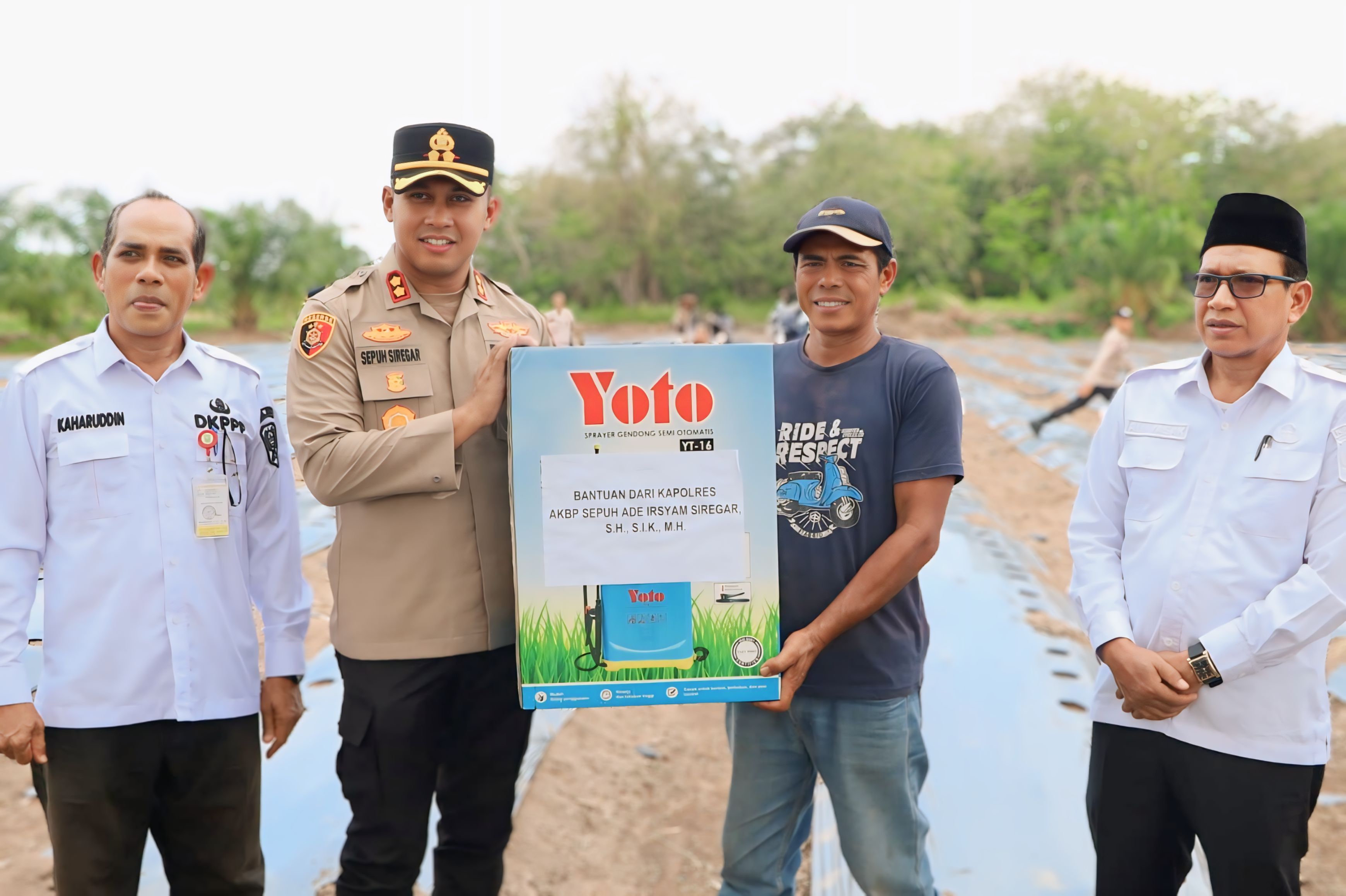 Petani Perkuat Ketahanan Pangan, Kapolres Siak Serahkan Bantuan Alsintan