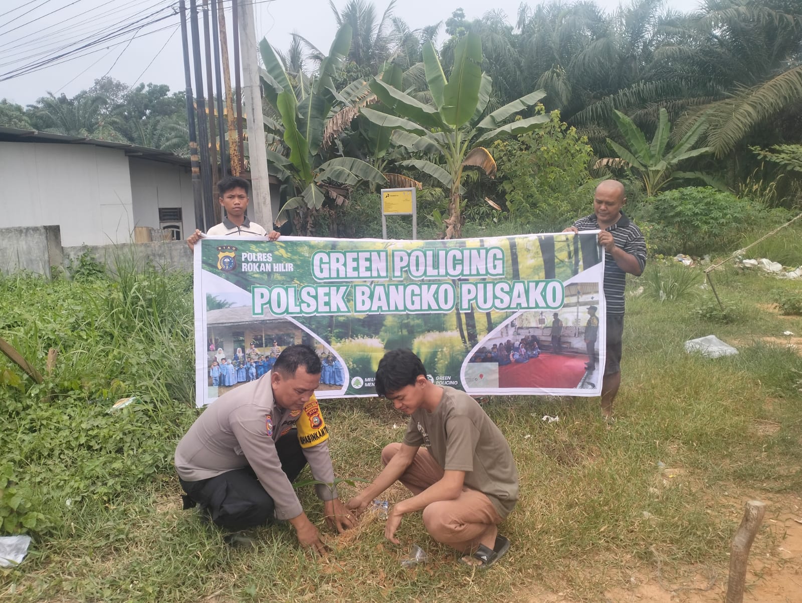 Polisi Tanam Pohon di Rohil, Gaungkan Program Green Policing