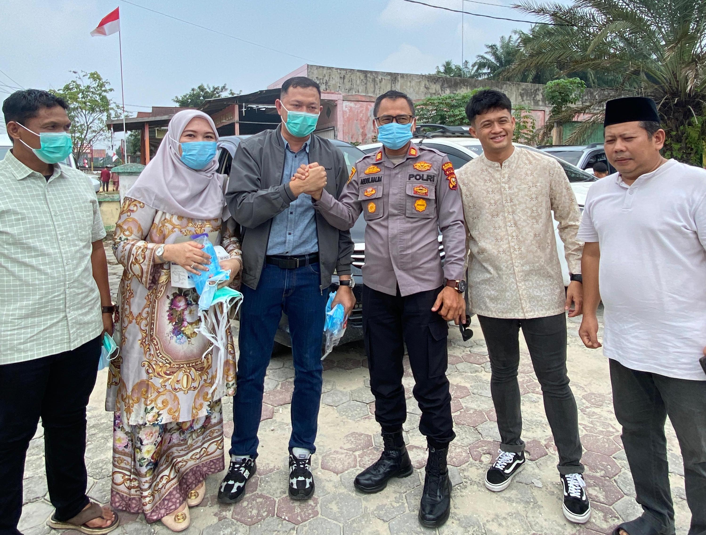 Asap Karhutla Ganggu Warga Pelalawan, UHT Pekanbaru Bagikan Masker dan Bangun Kesadaran Masyarakat