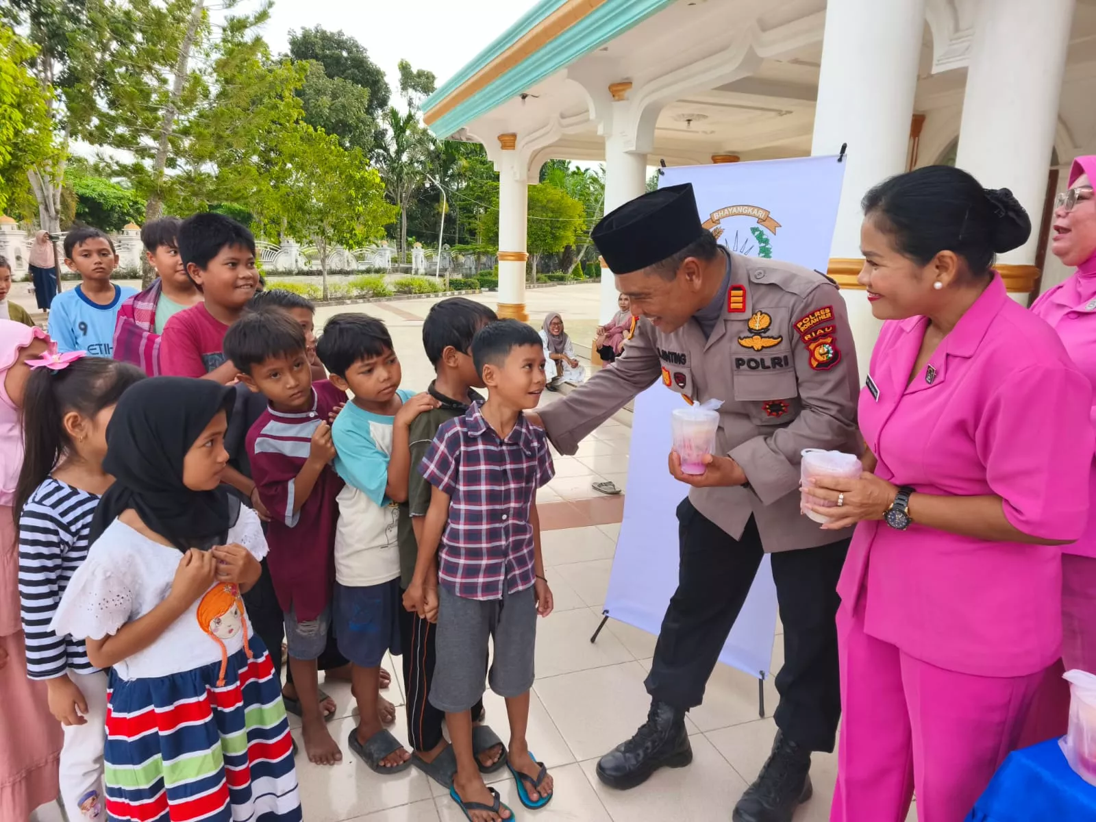 Polsek Bangko Pusako Bagi 30 Paket Takjil di Masjid Al-Hasanah Rohil