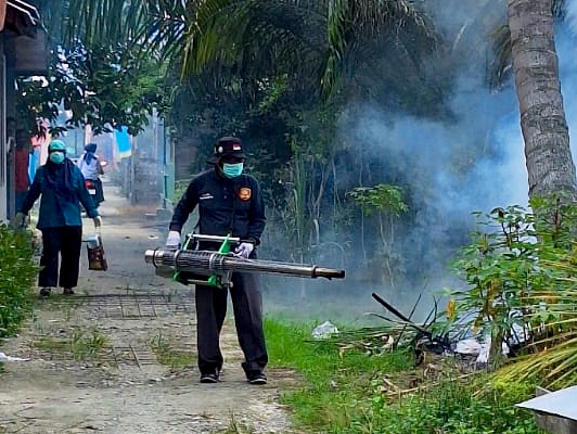 Warga Rantau Kopar Terjangkit DBD, Polisi di Rohil Bergerak Lakukan Fogging