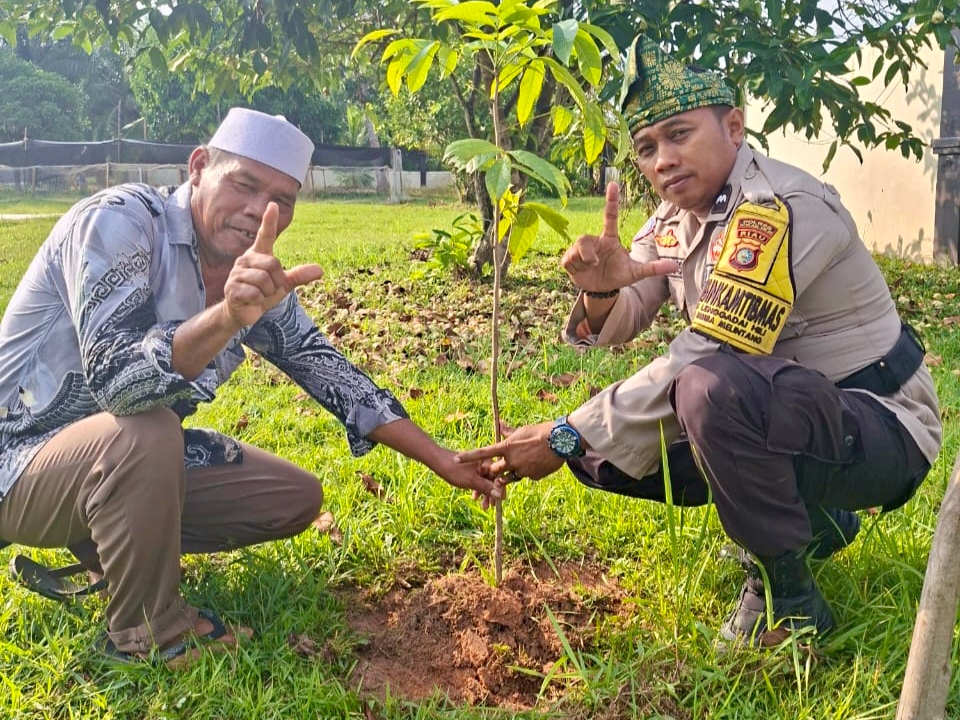 Green Policing, Polsek Rimba Melintang Tanam Lima Bibit Pohon dengan Warga Lenggadai Hilir