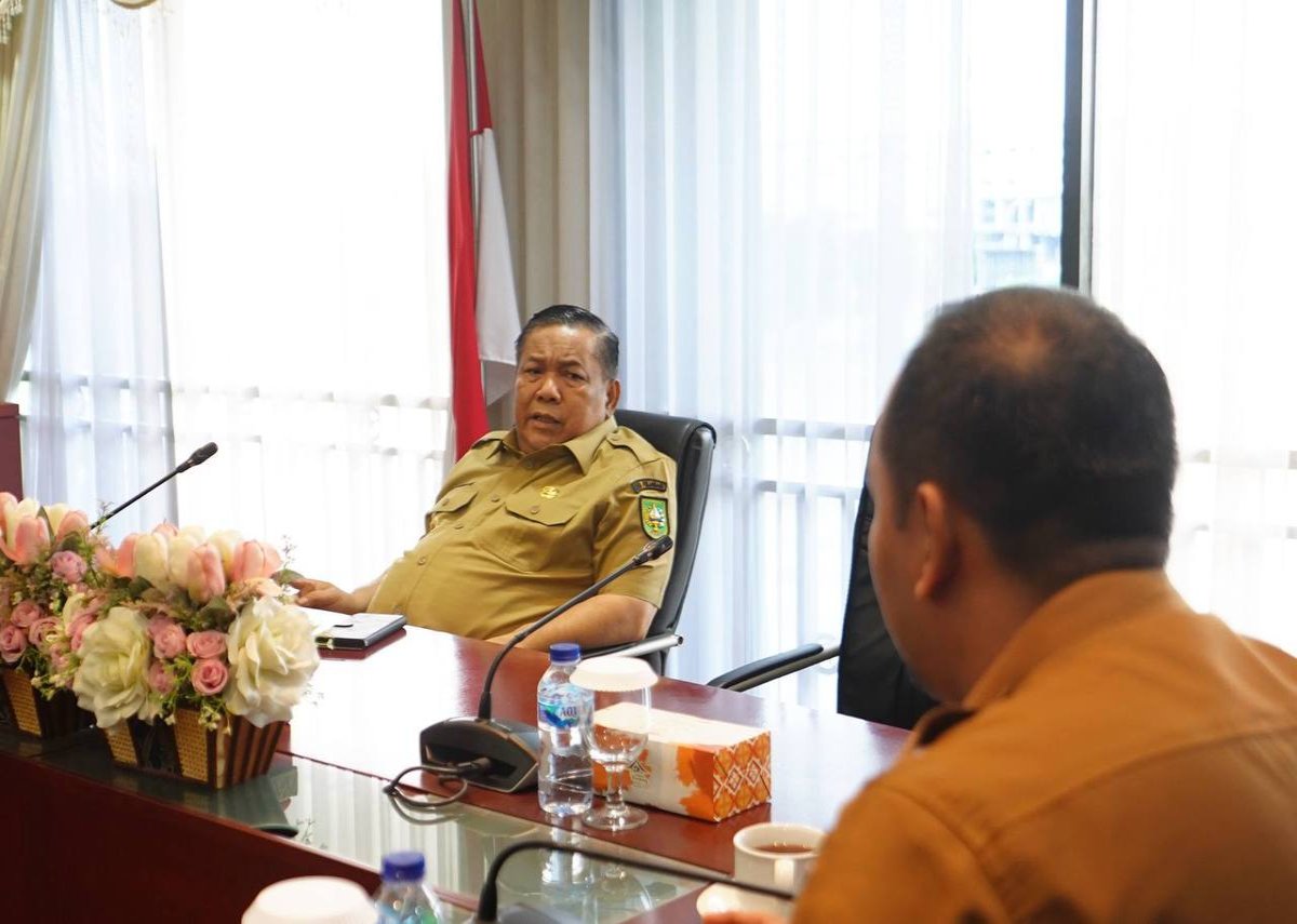 Pemprov Riau Pinjamkan Ekskavator Amfibi Untuk Penanganan Banjir di Pekanbaru