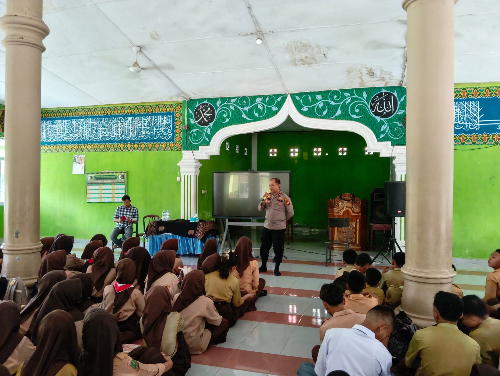 Polisi Masuk Sekolah, Siswa Baru SMAN 2 Bangko Pusako Dibekali Edukasi Antinarkoba dan Judol