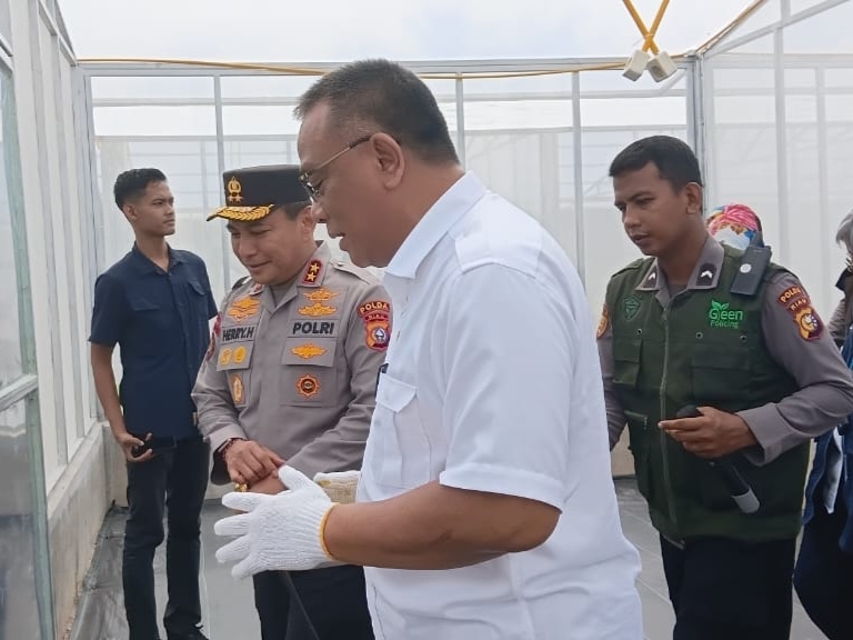 Kapolda Riau Bersama Menteri LH Tinjau Tabung Harmoni Hijau di Rumbai