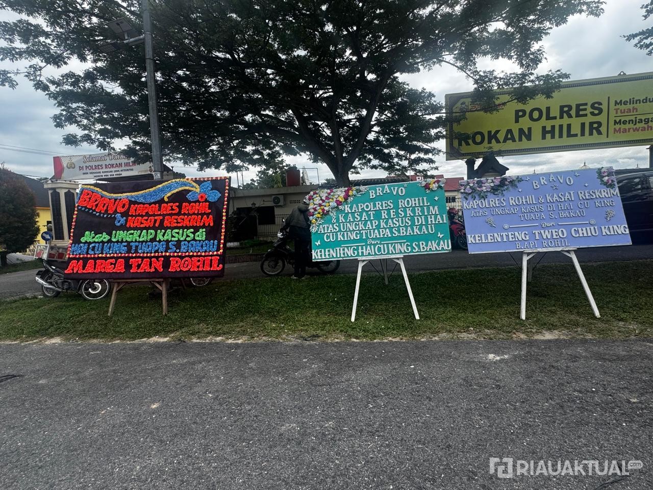 Berhasil Ungkap Pencurian Hiolo Kelenteng Hai Cu King, Polres Rohil Dibanjiri Karangan Bunga