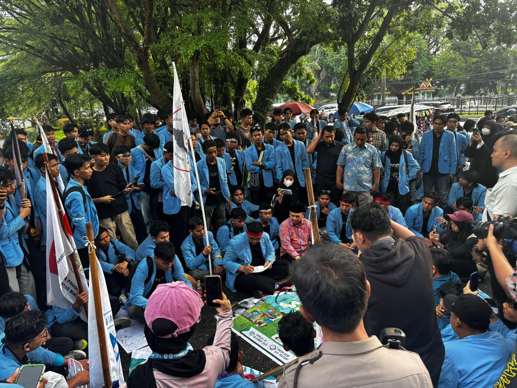 Ahmad Tarmizi Temui Massa Aksi di Depan DPRD Riau