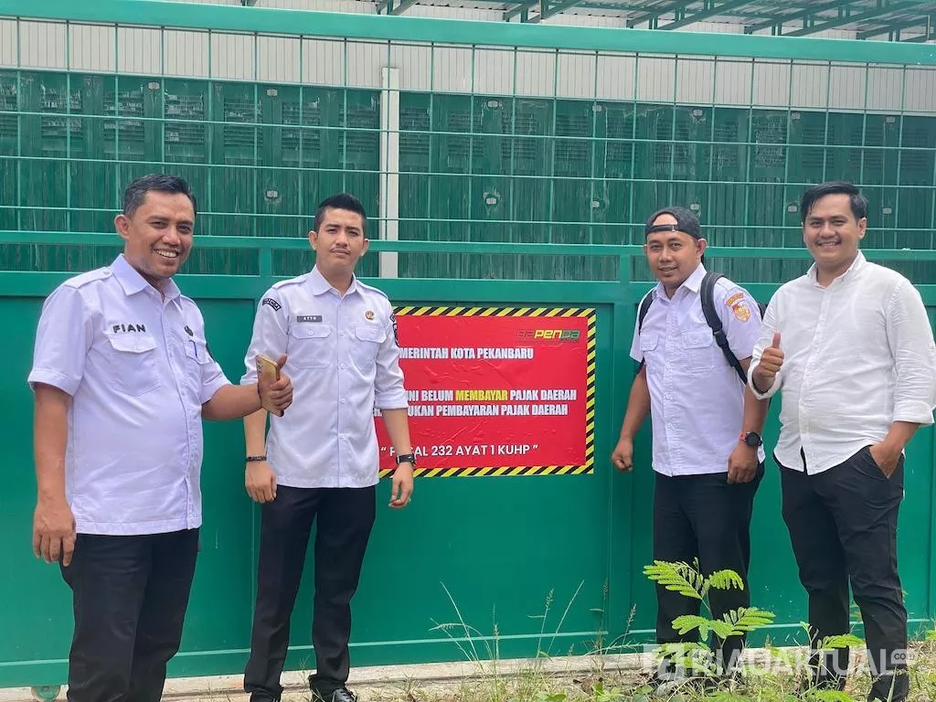 Bapenda Pekanbaru Tempel Stiker di Ruko Penunggak PBB