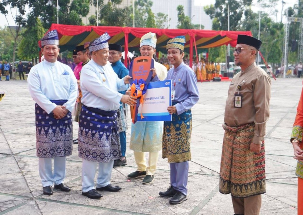Hadiah Hari Jadi ke-69 Riau, Dispursip Terima Mobil Perpustakaan Keliling dari BRI