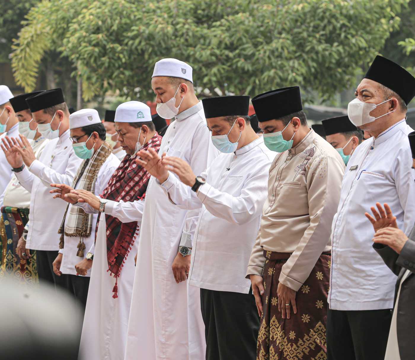 Wawako Pekanbaru Bersama Masyarakat Gelar Salat Istisqa, Bersujud Memohon Hujan untuk Atasi Asap