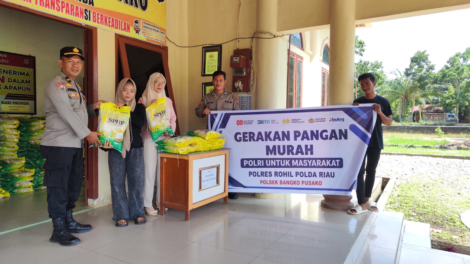 Gerakan Pangan Murah di Rohil, Polsek Bangko Pusako Salurkan 3 Ton Beras SPHP
