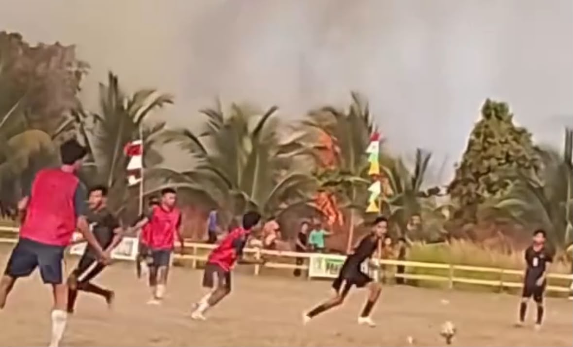 Karhutla Membara Dekat Lapangan, Warga Tanjung Gadai Tetap Asyik Main Bola