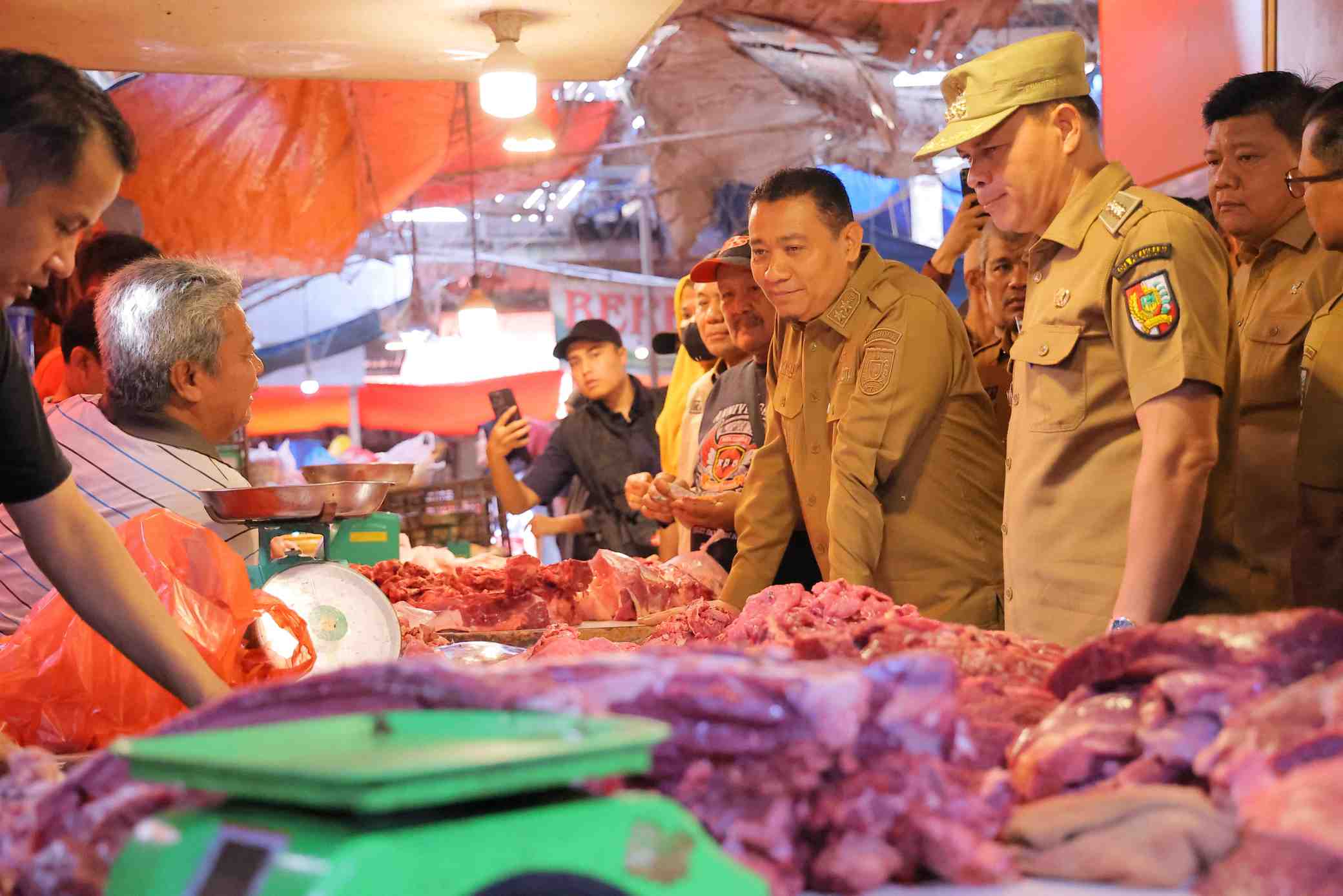 Turun Ke Pasar, Wawako Pekanbaru Pastikan Pasokan dan Harga Pangan Terkendali Jelang Idulfitri 