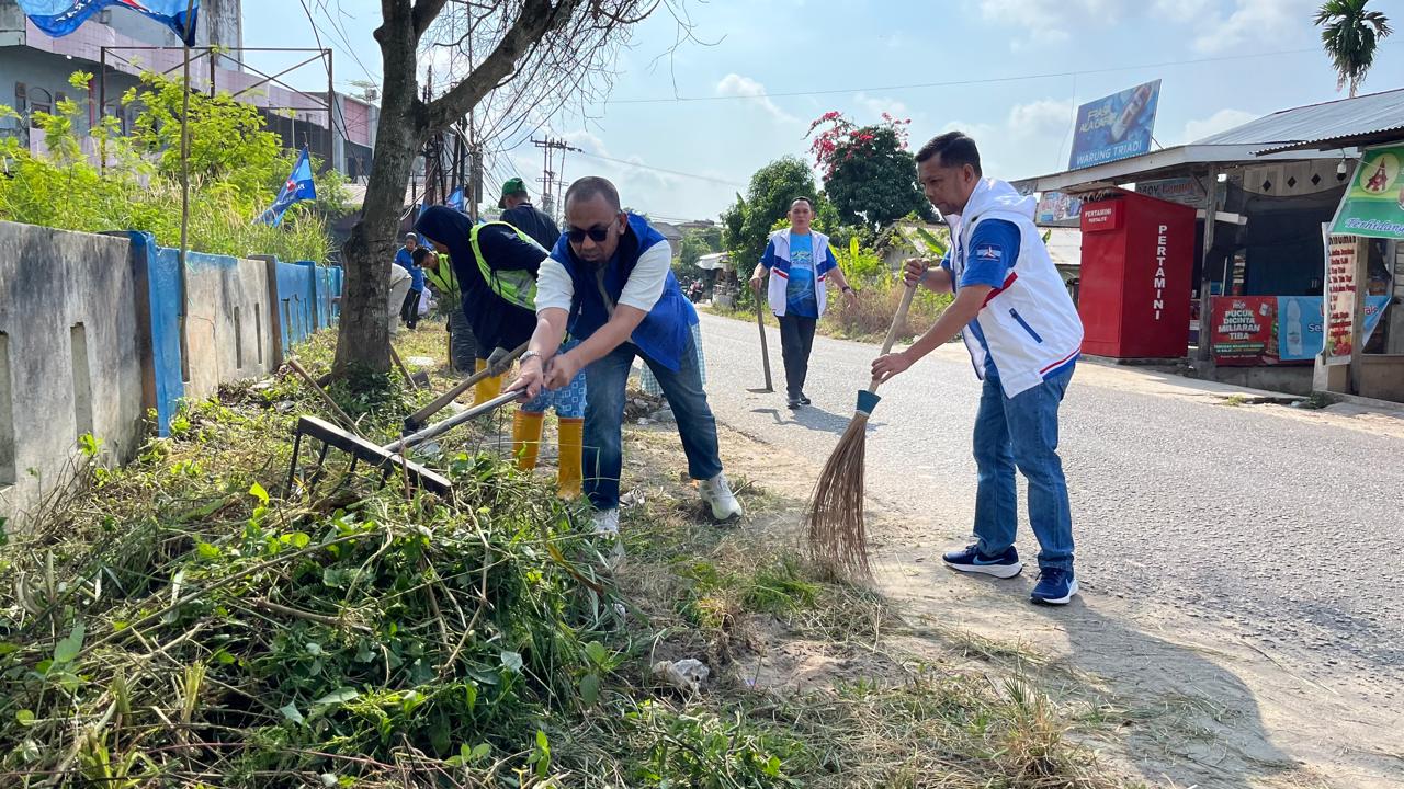 Gerakan Langit Biru Indonesia Asri, Demokrat Pekanbaru Bersihkan Jalan, Drainase hingga TPU di Rumbai