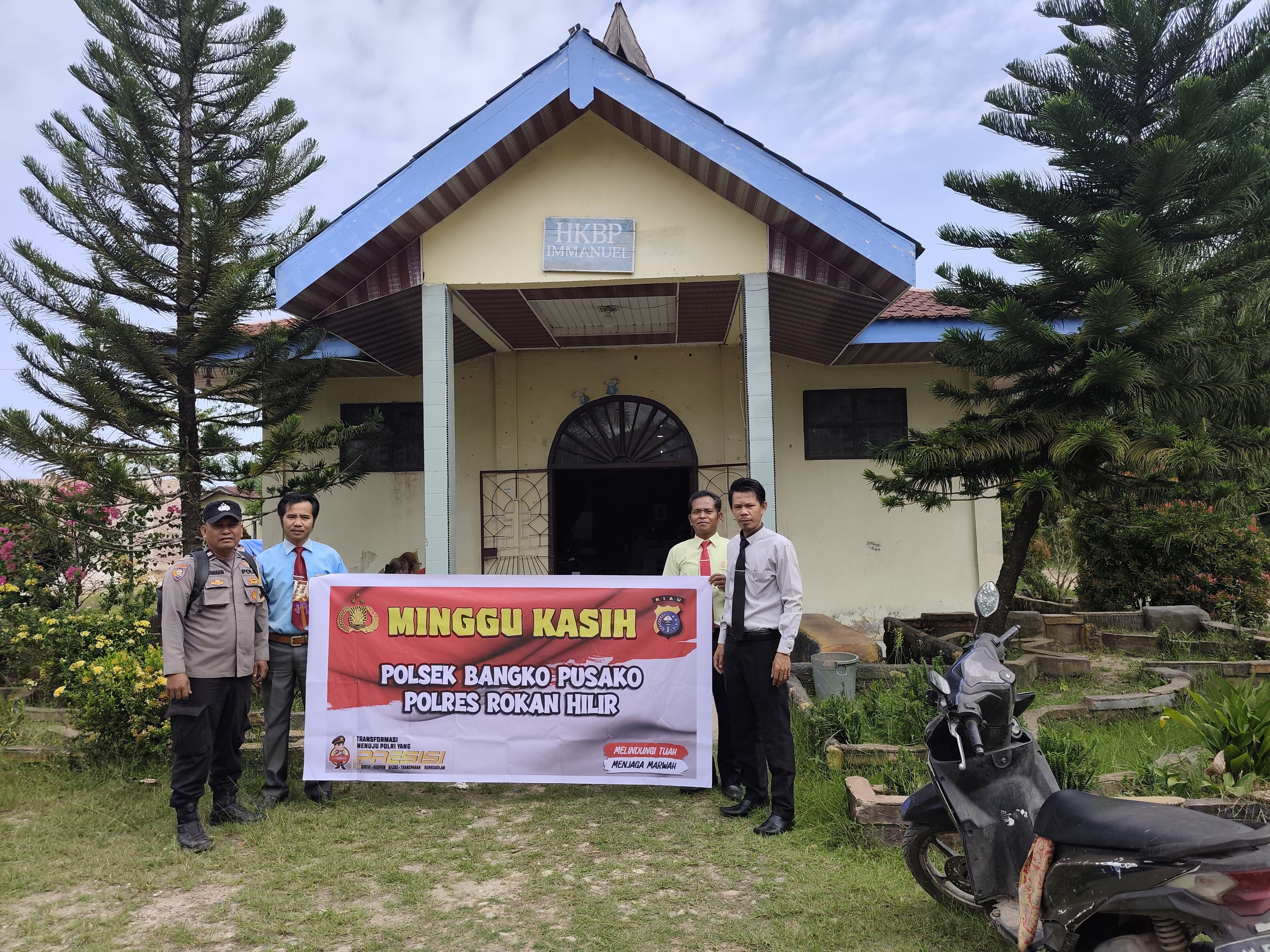 Sambangi Gereja di Bangko Pusako, Polisi Sampaikan Pesan Kamtibmas ke Jemaat