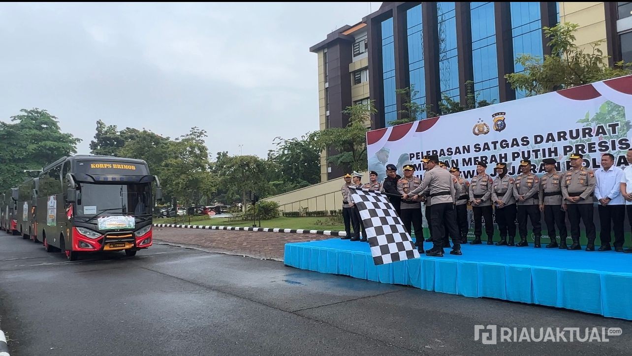Polda Riau Kerahkan 120 Personel Kawal Pembangunan Jembatan di Pelosok