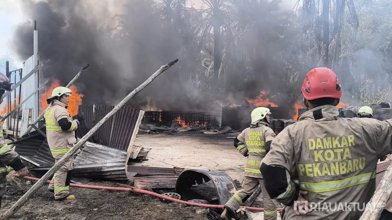 Gudang Diduga Penyimpanan Solar Terbakar di Pekanbaru